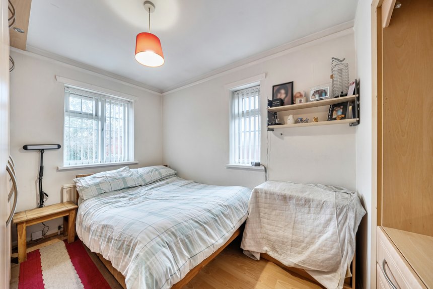 under offer tithe farm close london 68006 - Gibbs Gillespie