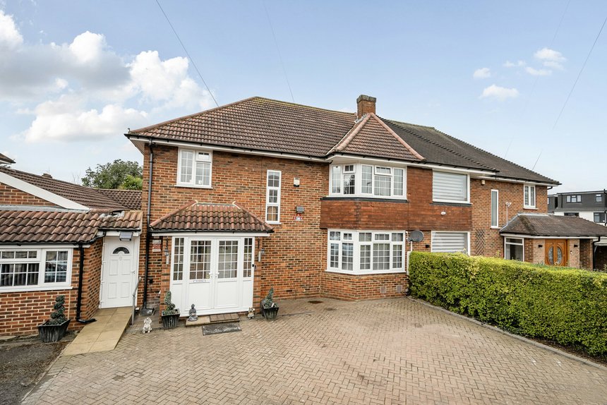 under offer tithe farm close london 68006 - Gibbs Gillespie
