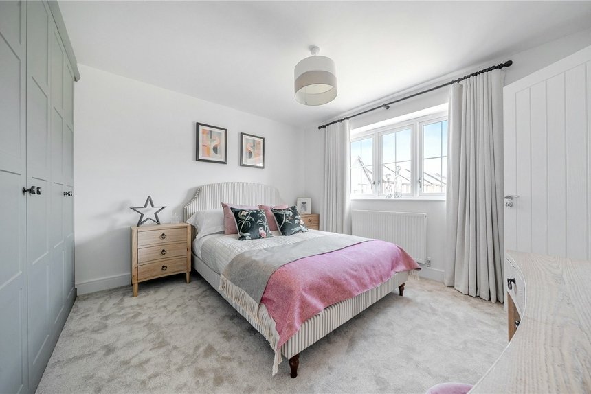 for sale pennwood grange london 68021 - Gibbs Gillespie