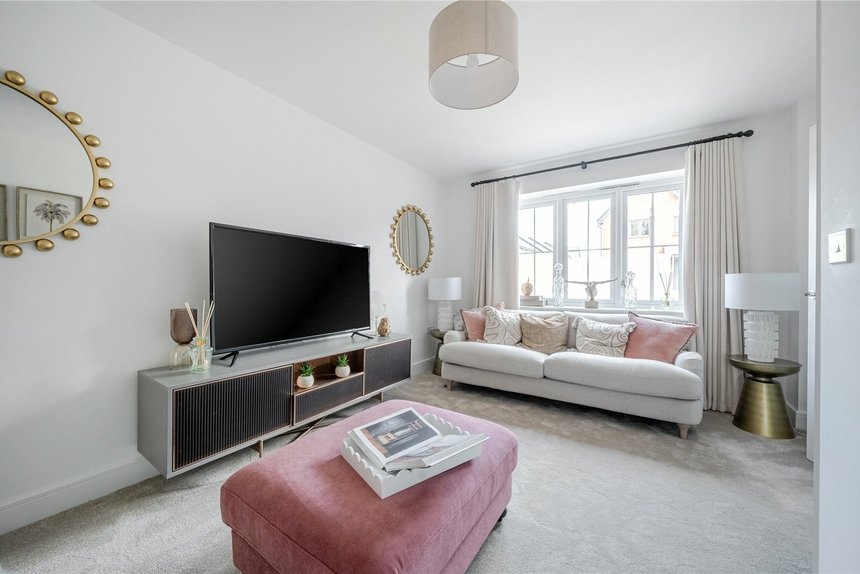 for sale pennwood grange london 68021 - Gibbs Gillespie