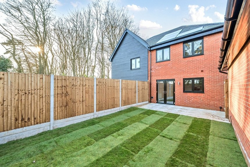 for sale pennwood grange london 68021 - Gibbs Gillespie