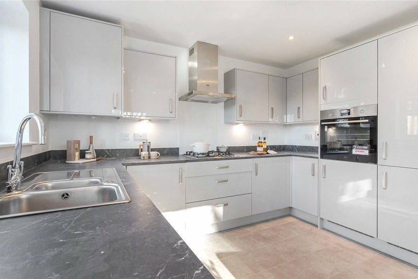 under offer pennwood grange london 68030 - Gibbs Gillespie