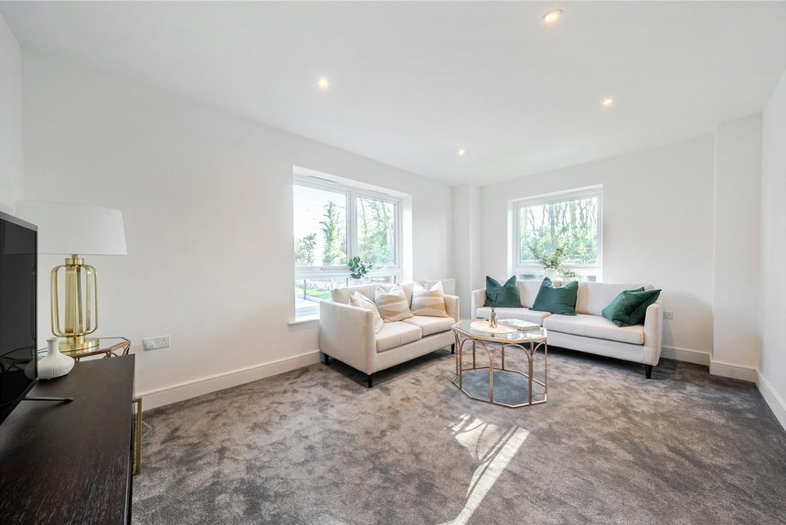 under offer pennwood grange london 68030 - Gibbs Gillespie