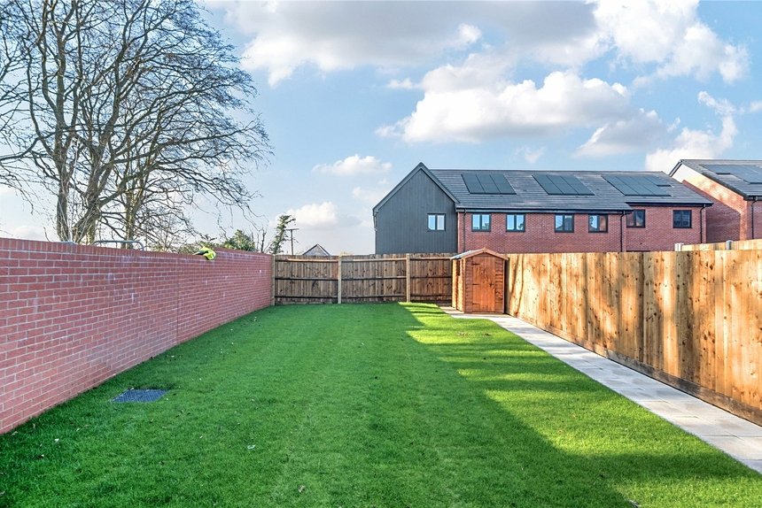 under offer pennwood grange london 68030 - Gibbs Gillespie