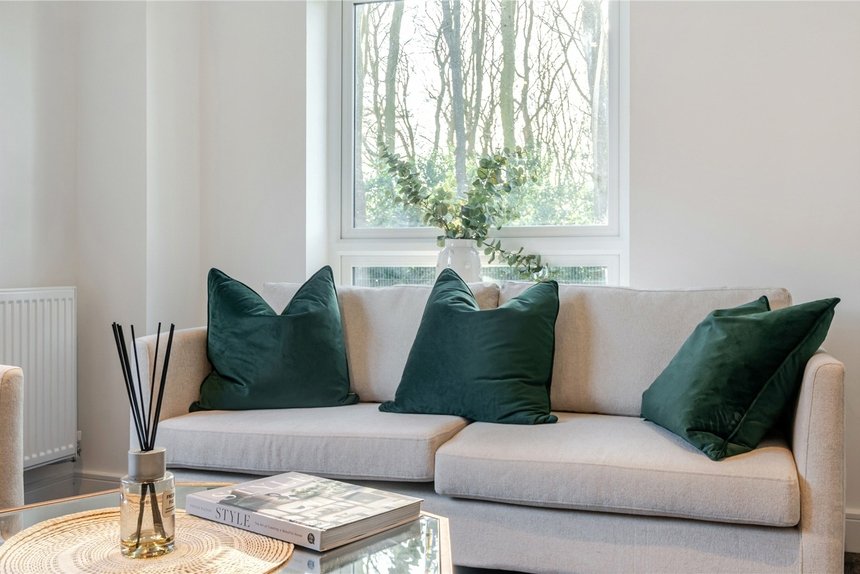 under offer pennwood grange london 68030 - Gibbs Gillespie