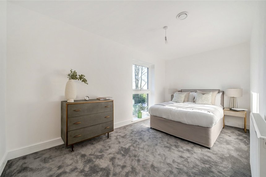 under offer pennwood grange london 68030 - Gibbs Gillespie