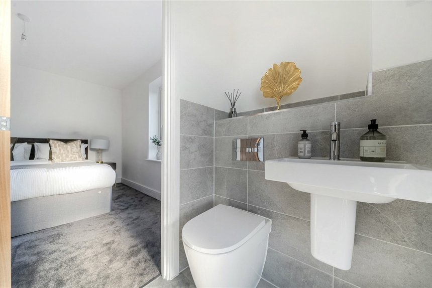 under offer pennwood grange london 68030 - Gibbs Gillespie