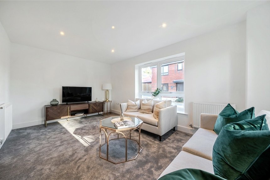under offer pennwood grange london 68030 - Gibbs Gillespie