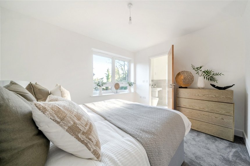 under offer pennwood grange london 68030 - Gibbs Gillespie