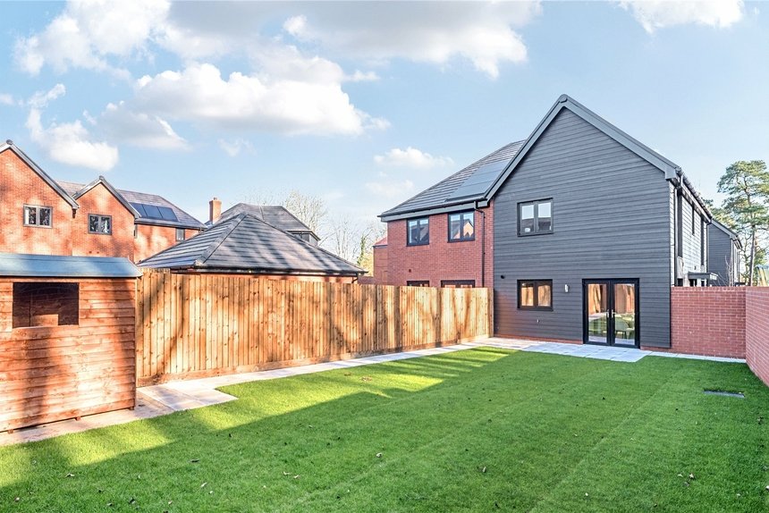 under offer pennwood grange london 68030 - Gibbs Gillespie