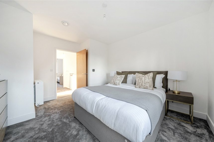 under offer pennwood grange london 68030 - Gibbs Gillespie