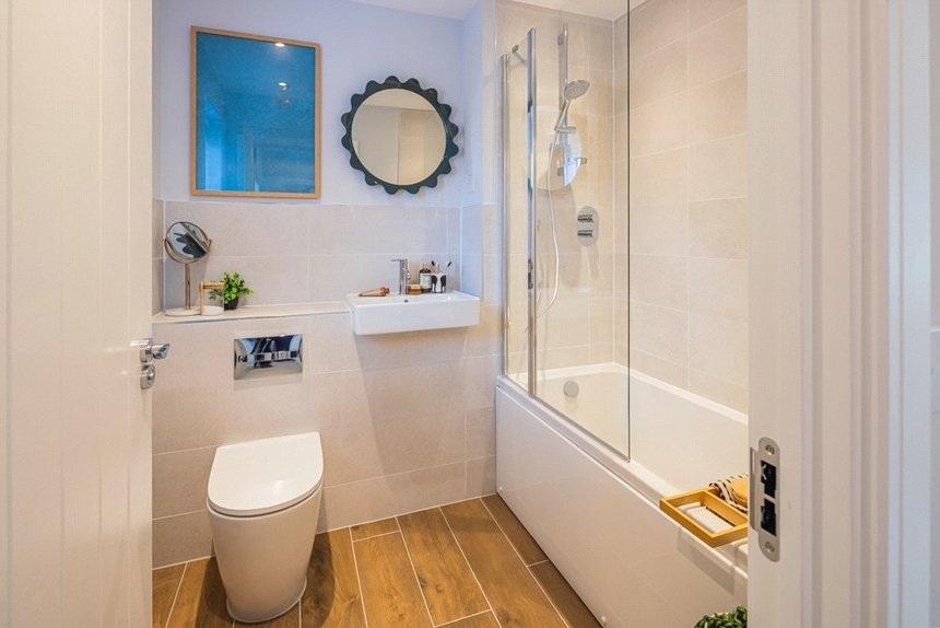 under offer pennwood grange london 68043 - Gibbs Gillespie