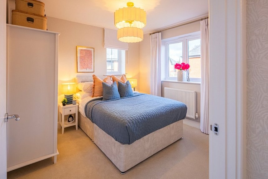 under offer pennwood grange london 68043 - Gibbs Gillespie