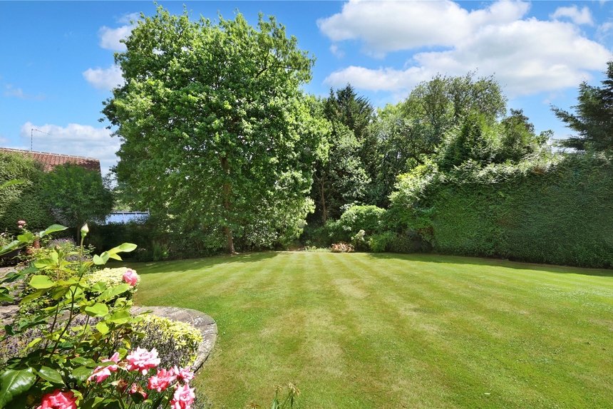 for sale dukes wood drive london 68762 - Gibbs Gillespie