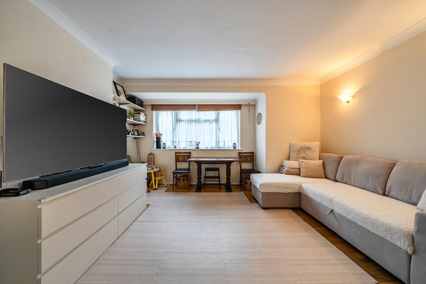 sold willow tree close london 69007 - Gibbs Gillespie