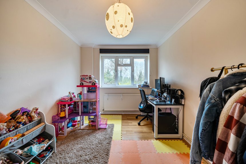 sold willow tree close london 69007 - Gibbs Gillespie