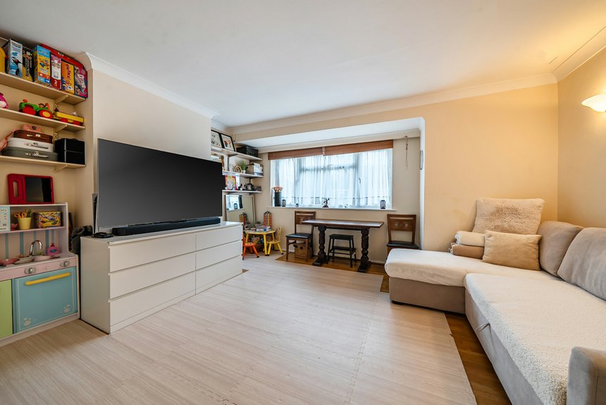 sold willow tree close london 69007 - Gibbs Gillespie