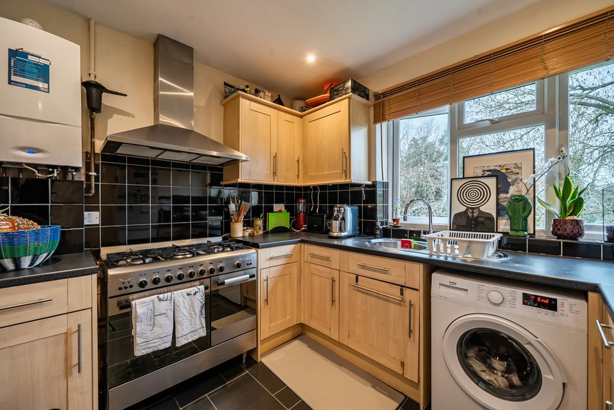 sold willow tree close london 69007 - Gibbs Gillespie