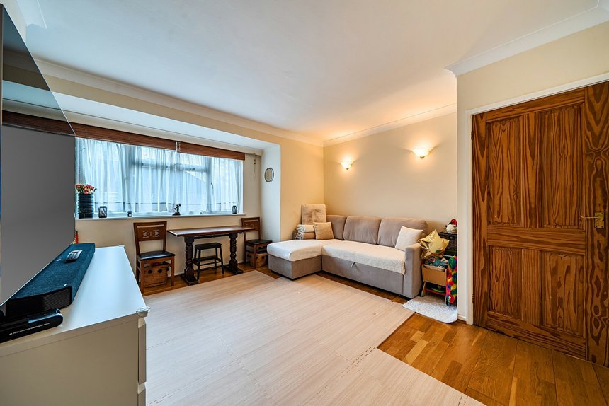 sold willow tree close london 69007 - Gibbs Gillespie
