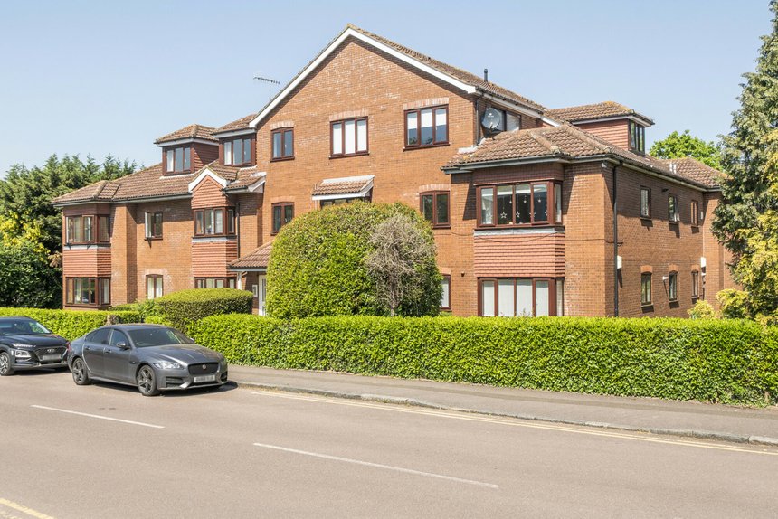 under offer eastbury avenue london 69316 - Gibbs Gillespie