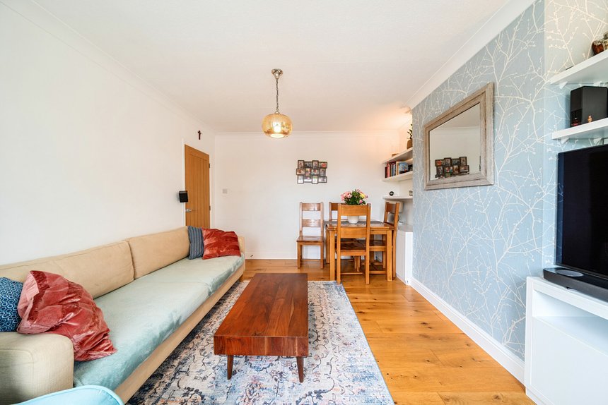 under offer field end road london 69425 - Gibbs Gillespie