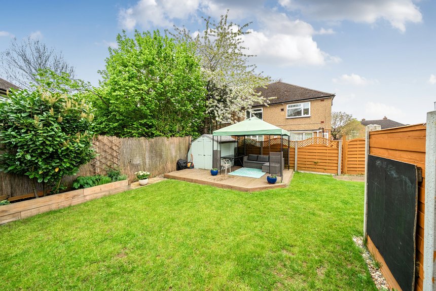 under offer field end road london 69425 - Gibbs Gillespie