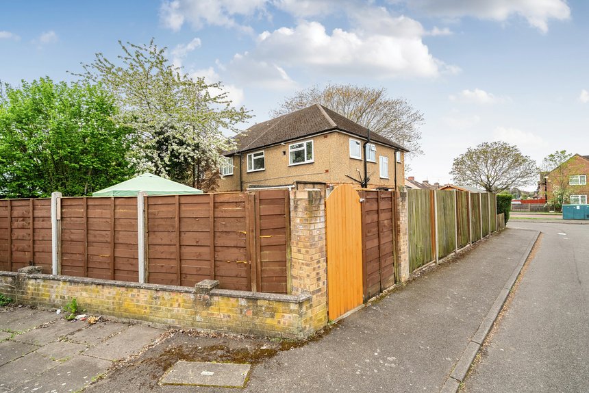 under offer field end road london 69425 - Gibbs Gillespie