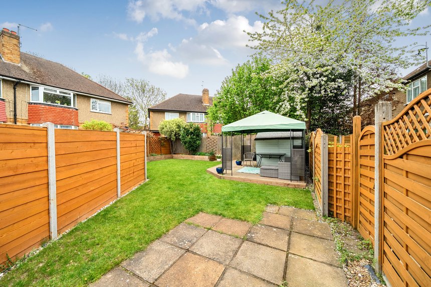 under offer field end road london 69425 - Gibbs Gillespie