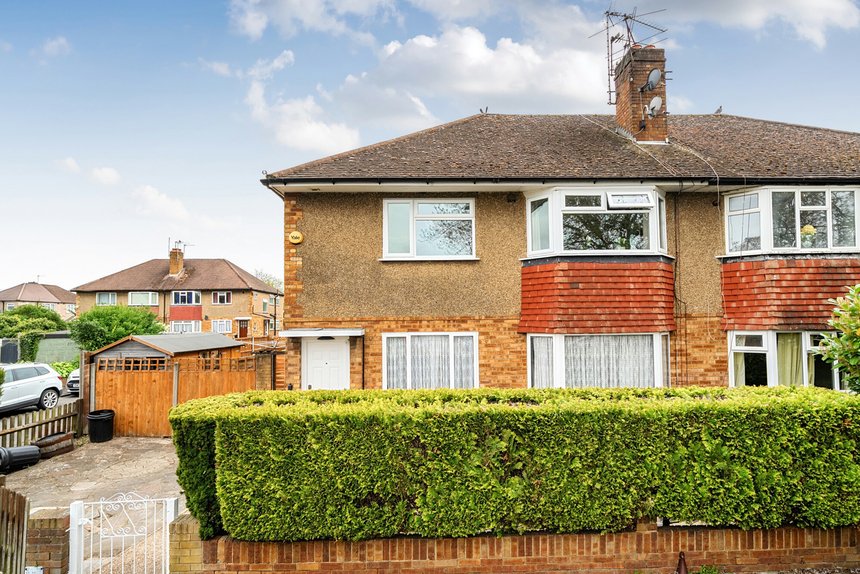 under offer field end road london 69425 - Gibbs Gillespie