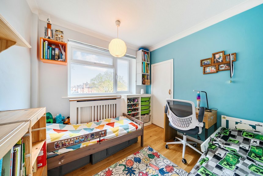 under offer field end road london 69425 - Gibbs Gillespie