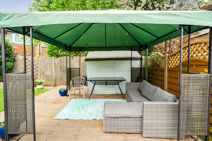 under offer field end road london 69425 - Gibbs Gillespie