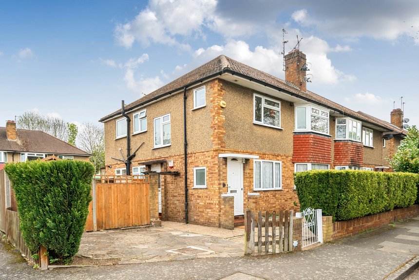 under offer field end road london 69425 - Gibbs Gillespie