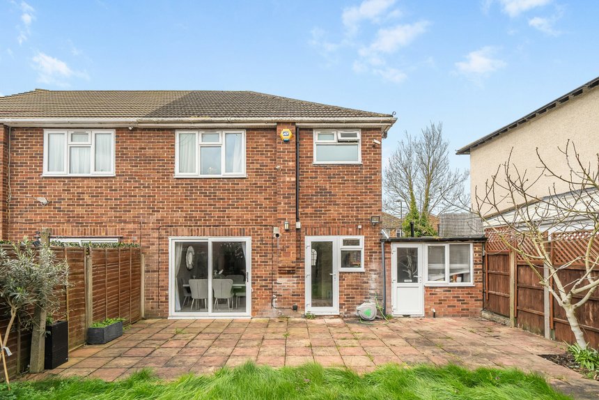 sold hawthorn farm avenue london 69490 - Gibbs Gillespie