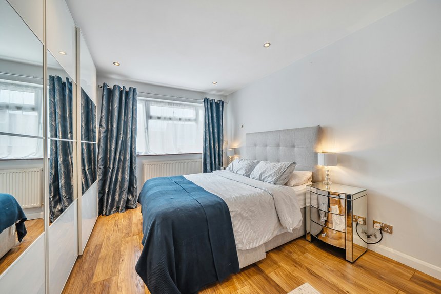 sold hawthorn farm avenue london 69490 - Gibbs Gillespie