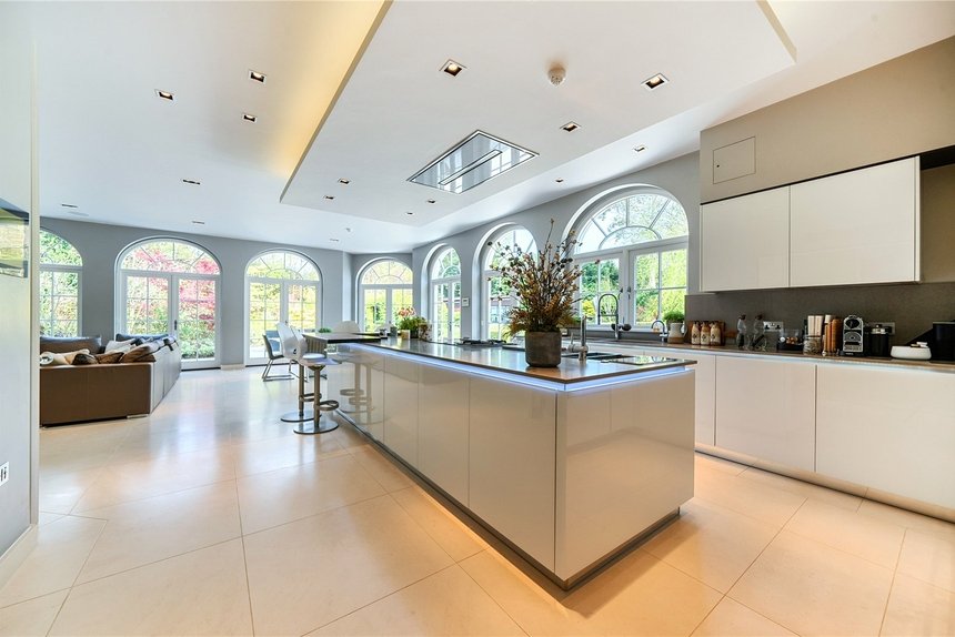 under offer priory drive london 70078 - Gibbs Gillespie