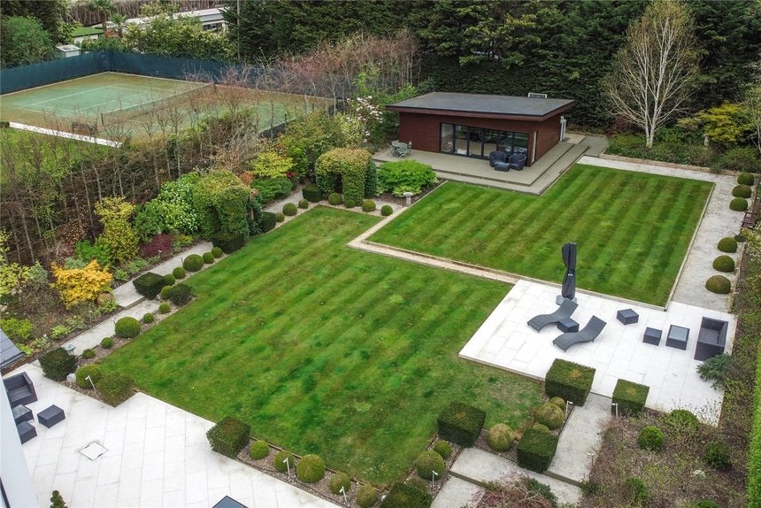 under offer priory drive london 70078 - Gibbs Gillespie