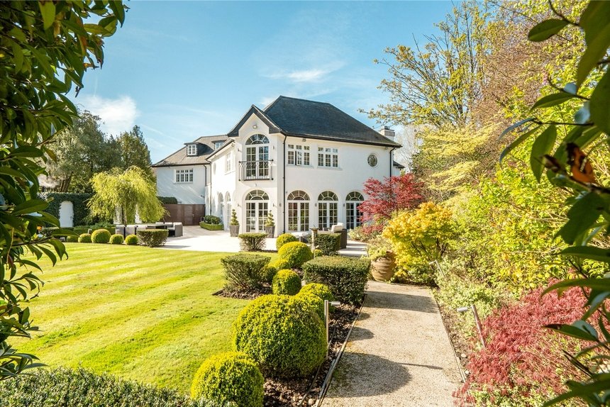 under offer priory drive london 70078 - Gibbs Gillespie