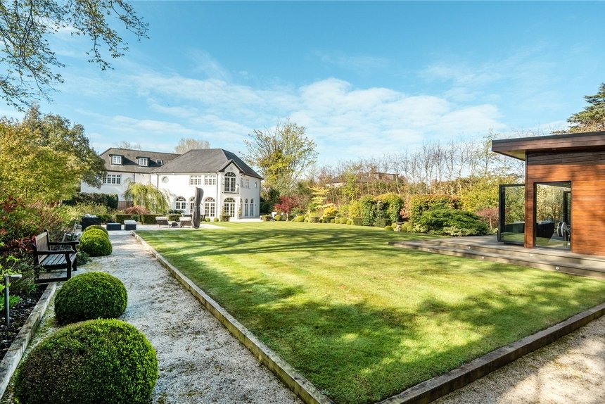 under offer priory drive london 70078 - Gibbs Gillespie
