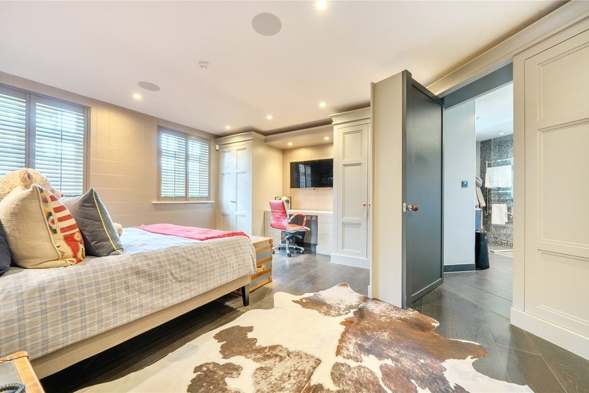 under offer priory drive london 70078 - Gibbs Gillespie