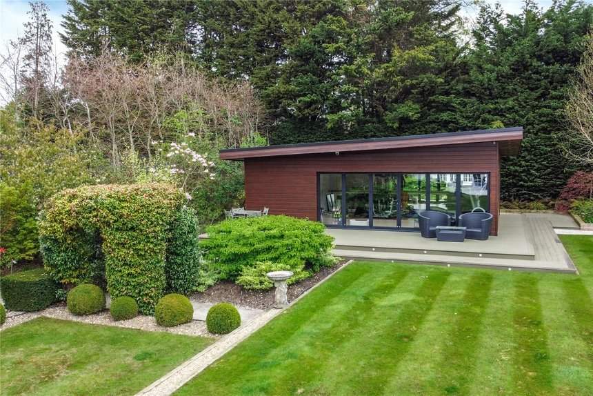 under offer priory drive london 70078 - Gibbs Gillespie