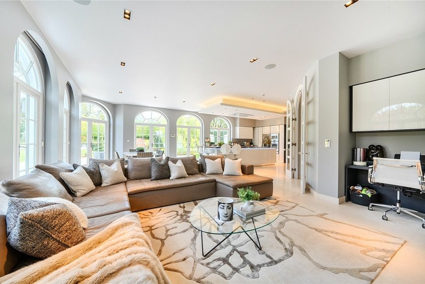 under offer priory drive london 70078 - Gibbs Gillespie
