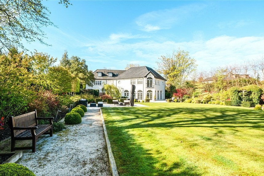 under offer priory drive london 70078 - Gibbs Gillespie