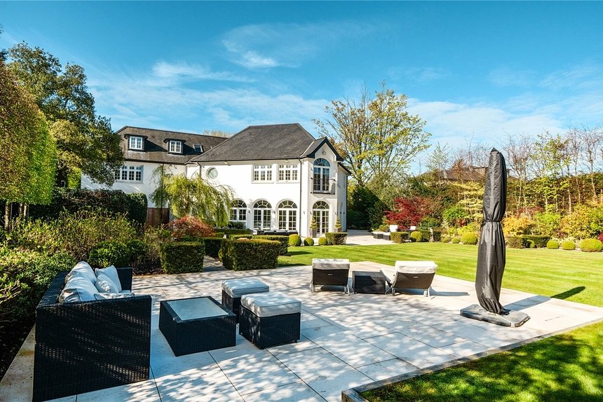 under offer priory drive london 70078 - Gibbs Gillespie