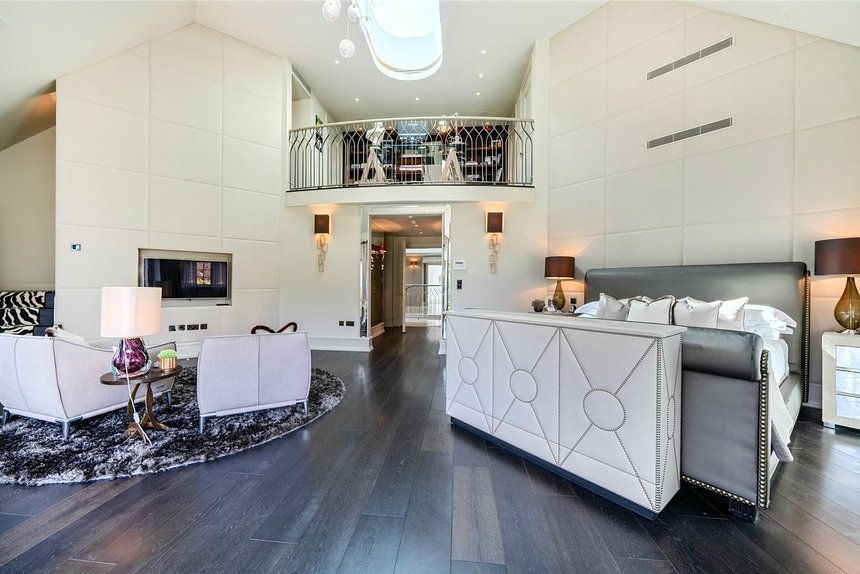 under offer priory drive london 70078 - Gibbs Gillespie