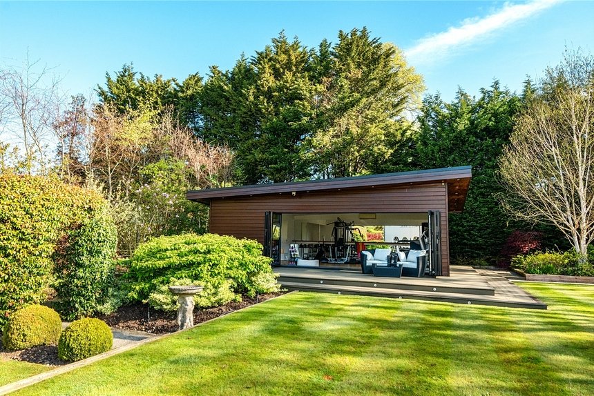 under offer priory drive london 70078 - Gibbs Gillespie