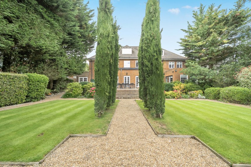 for sale priory drive london 72145 - Gibbs Gillespie