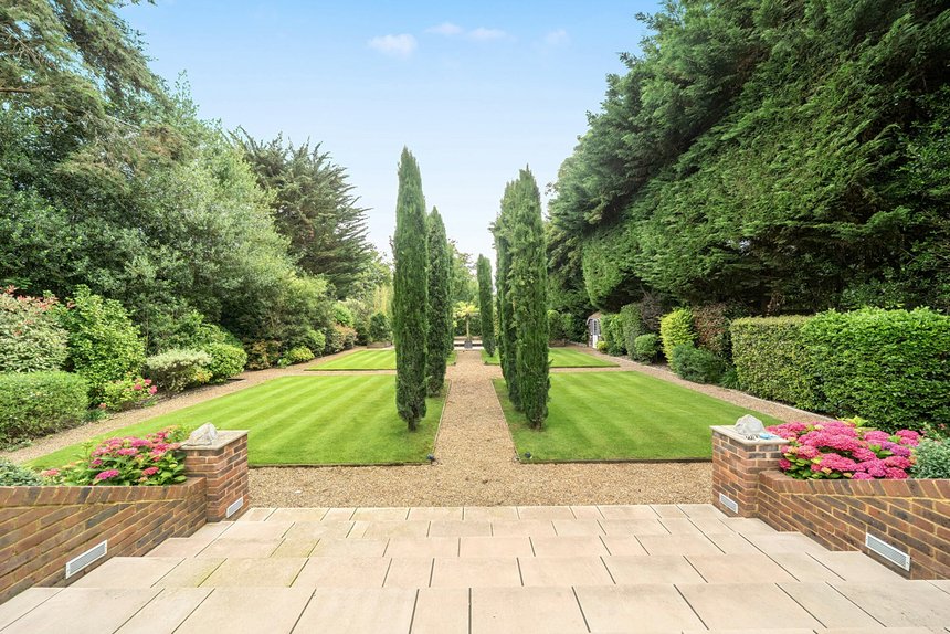 for sale priory drive london 72145 - Gibbs Gillespie