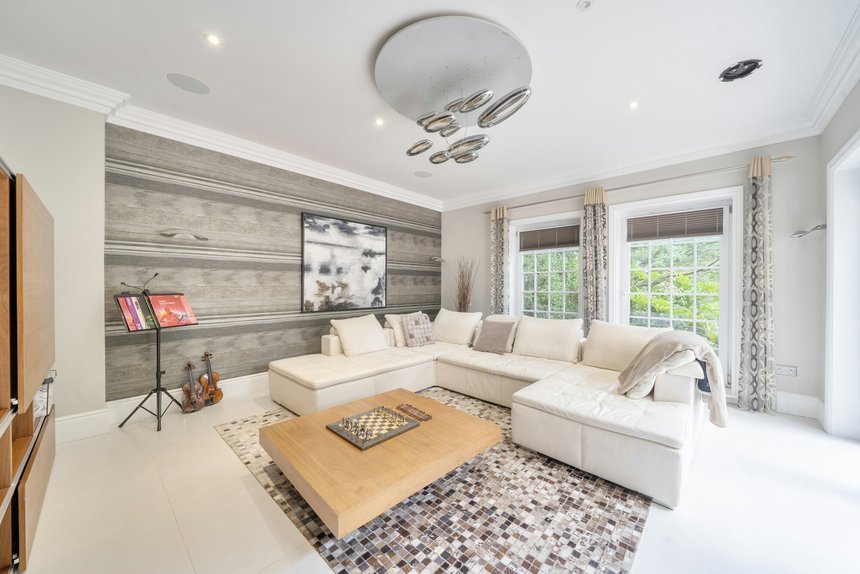 for sale priory drive london 72145 - Gibbs Gillespie