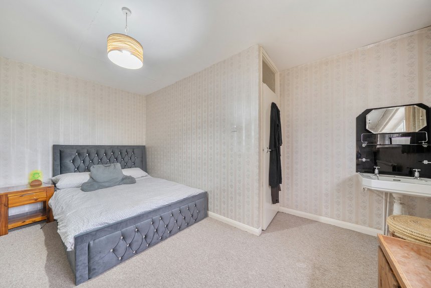 for sale ducks hill road london 72337 - Gibbs Gillespie