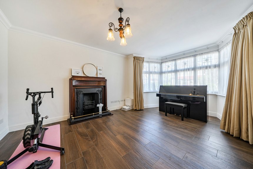 under offer briar road london 72600 - Gibbs Gillespie